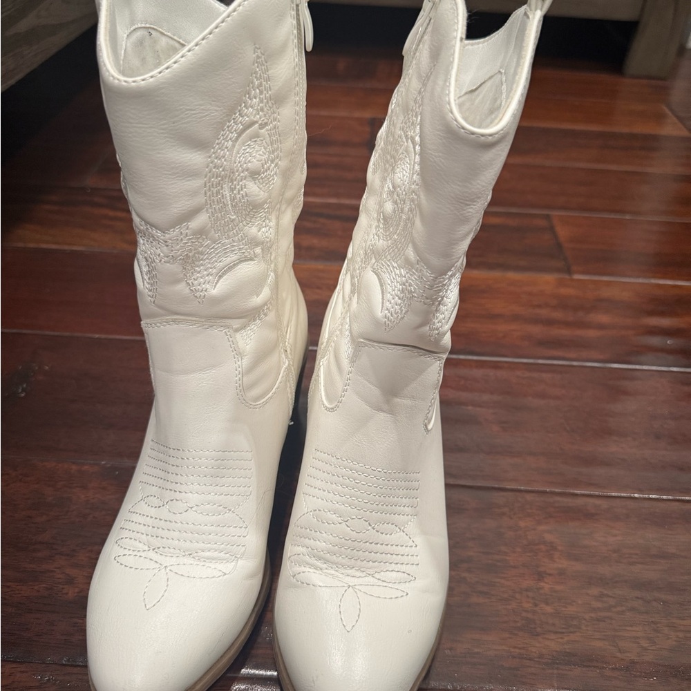 White Heeled Cowboy Boots with Decorative Stitching